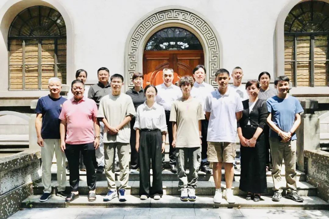77萬元獎教金！沈小平出席震澤鎮(zhèn)企業(yè)家聯(lián)盟育英獎學(xué)金發(fā)放儀式